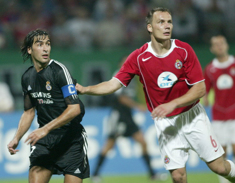 Mecz Wisła Kraków - Real Madryt z 11.08.2004 r. Na zdjęciu Raul Gonzalez i Arkadiusz Głowacki