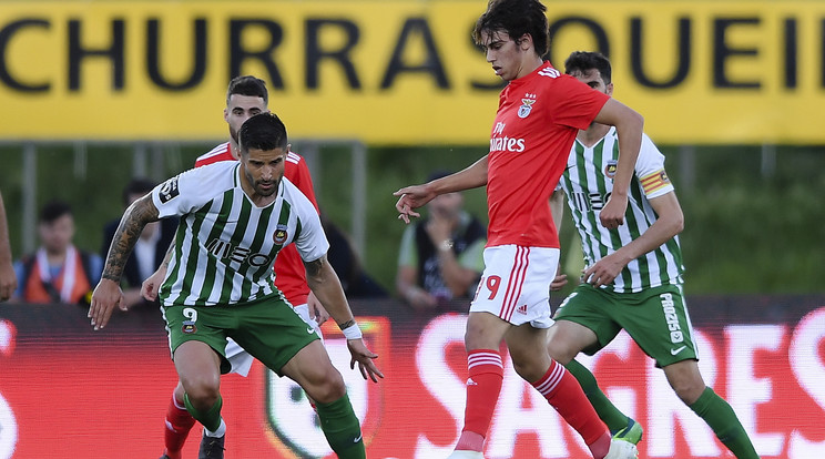 Joao Felix (pirosban) még csak 19 éves /Fotó: MTI/ EPA/ Hugo Delgado