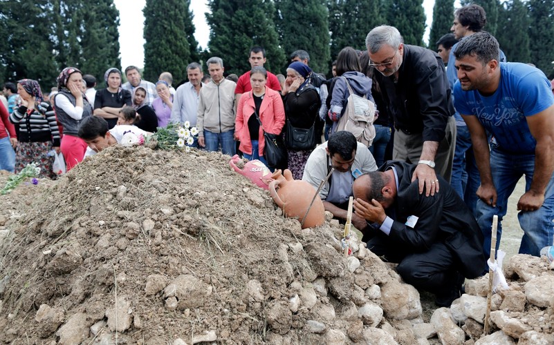 Setki wykopanych grobów dla ofiar katastrofy w kopalni