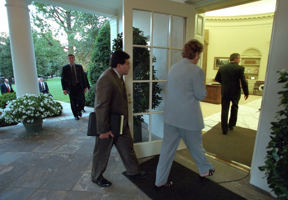 Bush wchodzi do Gabinetu Owalnego w Białym Domu.