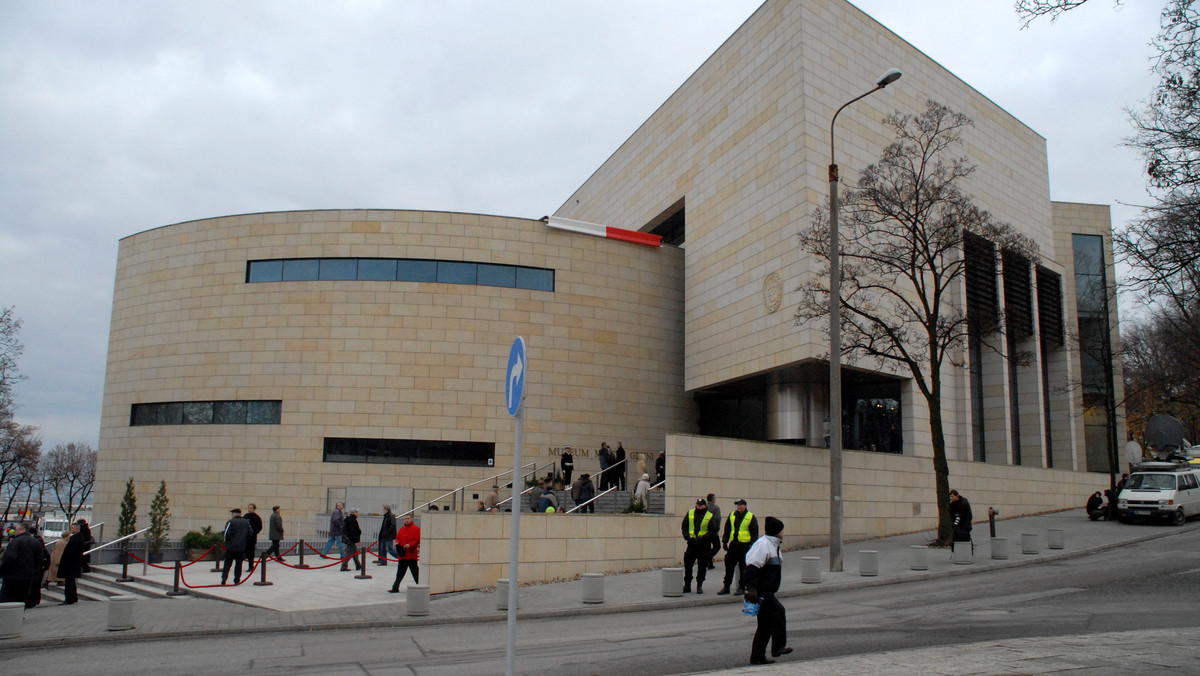 Nową wystawę "Gdynia – dzieło otwarte" przygotowało Muzeum Miasta Gdyni (MMG). Ekspozycja opowiada o dziejach miasta głównie z perspektywy losów jego mieszkańców. Wernisaż odbędzie się w piątek, w ramach obchodów 91. rocznicy nadania Gdyni praw miejskich.