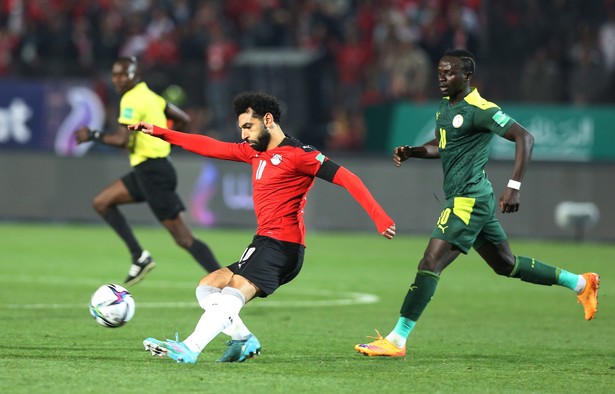 Egipcjanin Mohamed Salah (L) i Senegalczyk Sadio Mane (P) podczas meczu eliminacyjnego mistrzostw świata