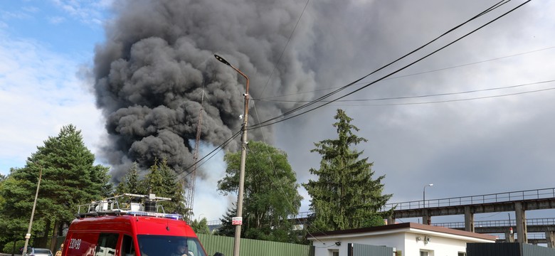 Eksplozje i gigantyczny pożar w Woli Łaskiej. Są ranni