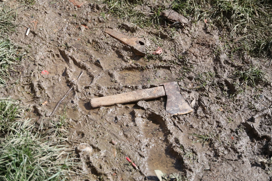 Sekira u dvorištu porodične kuće