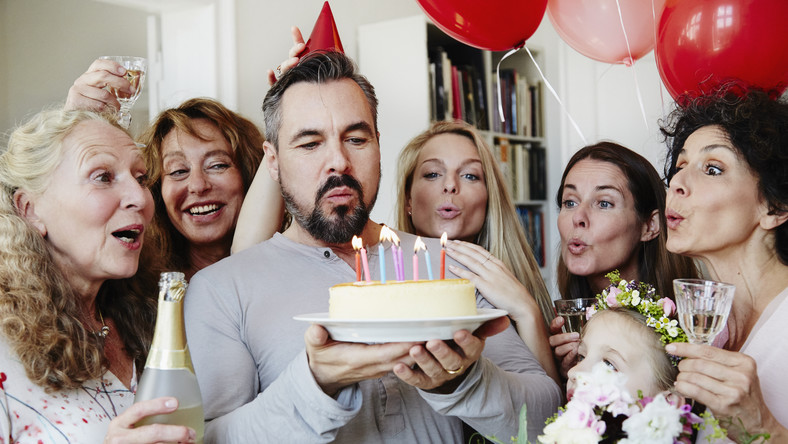 Zaproszenie na urodziny: dla rodziny, znajomych, pracowników, z żartem, poważne