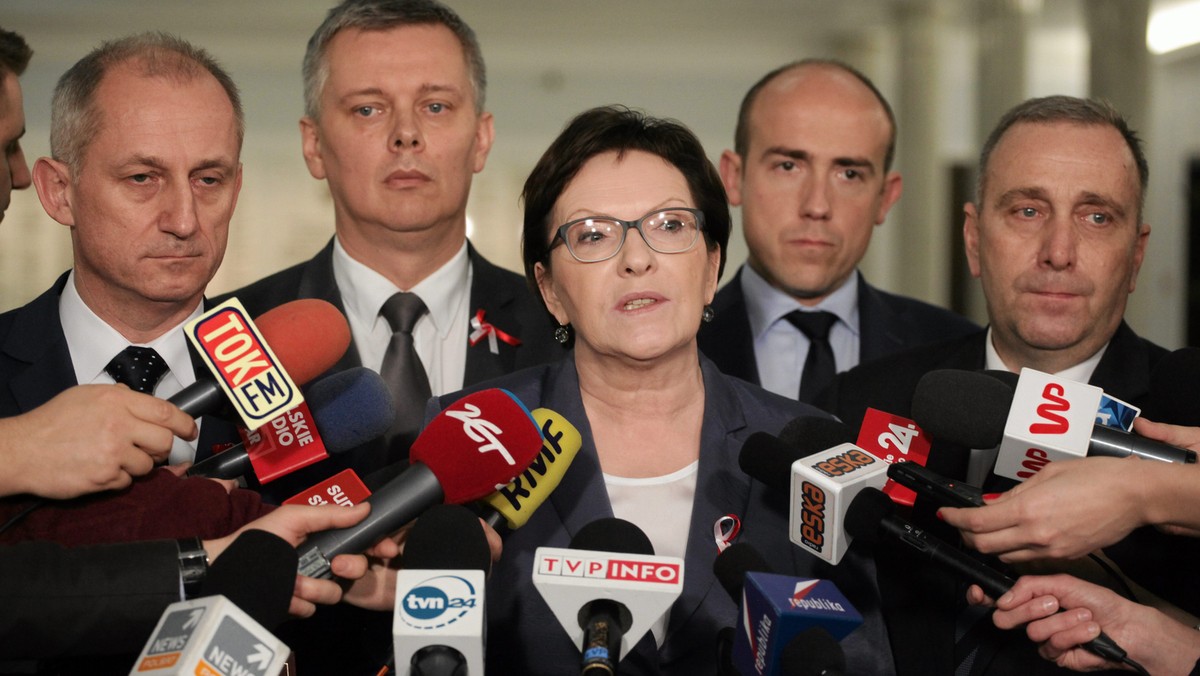 Prezes PiS Jarosław Kaczyński pełni rolę superpremiera i naczelnika rządu Beaty Szydło; wydaje rozkazy, ale nie ponosi odpowiedzialności - w ten sposób 100 dni funkcjonowania obecnego rządu oceniła była premier Ewa Kopacz (PO).