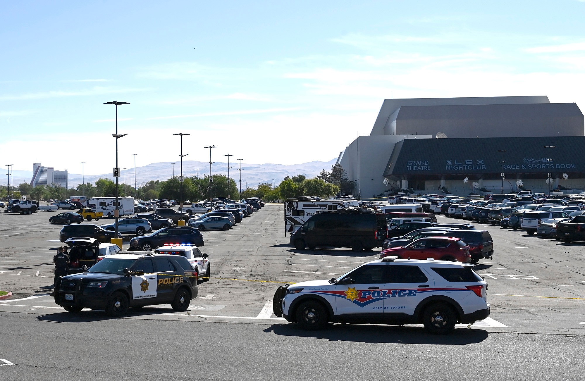 Polícia reaguje na streľbu pred hotelom Grand Sierra Resort v Rene, Nevada.