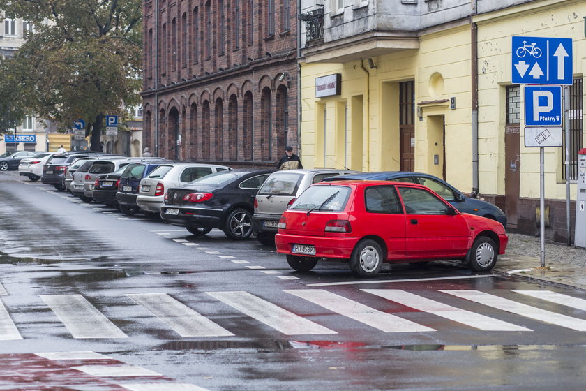 Radni chcą oddać mieszkańcom część miejsc parkingowych w centrum Poznania