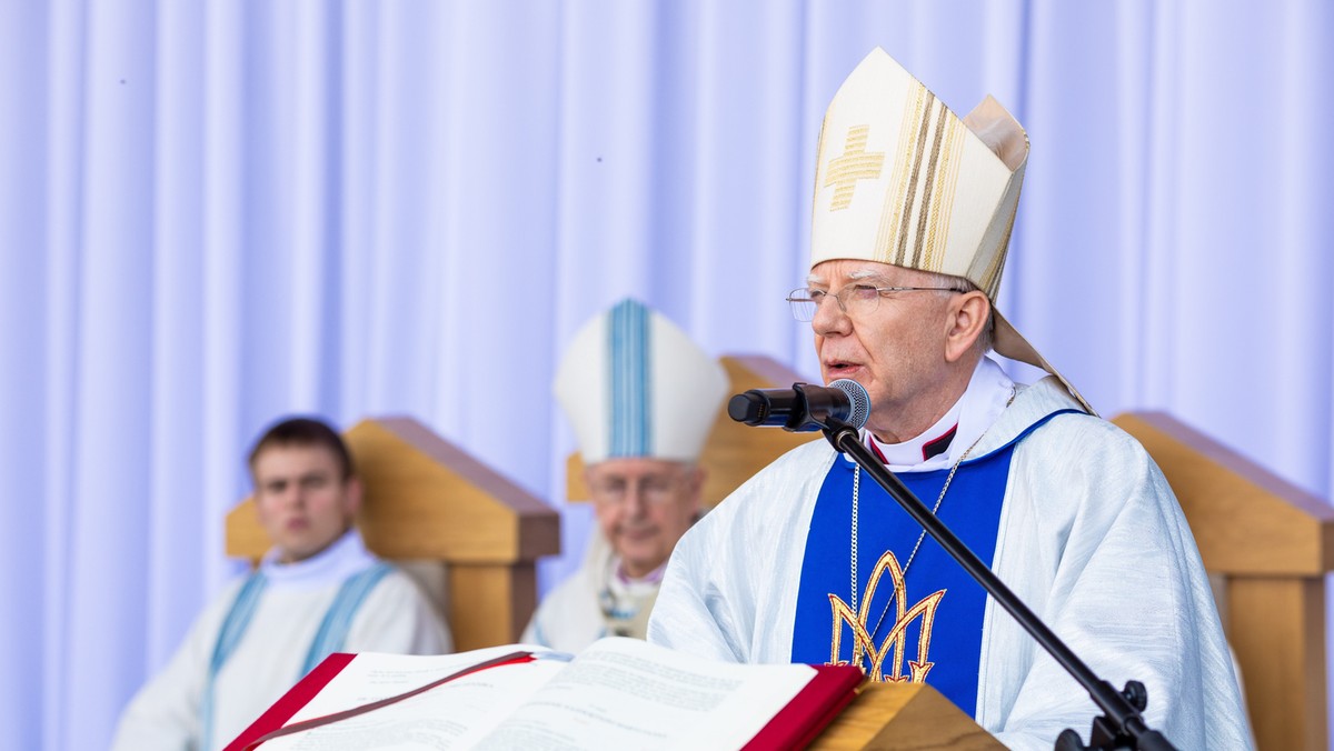 W artykule naukowym abp Marek Jędraszewski powołał się na kronikę Kpinomira - kronikarza, którego dla żartu wymyślił historyk Philipp Steele - podaje serwis oko.press.pl.