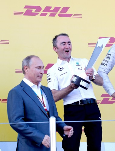 Władimir Putin carem Formuły 1. Wręczał nagrody kierowcom po Grand Prix Rosji