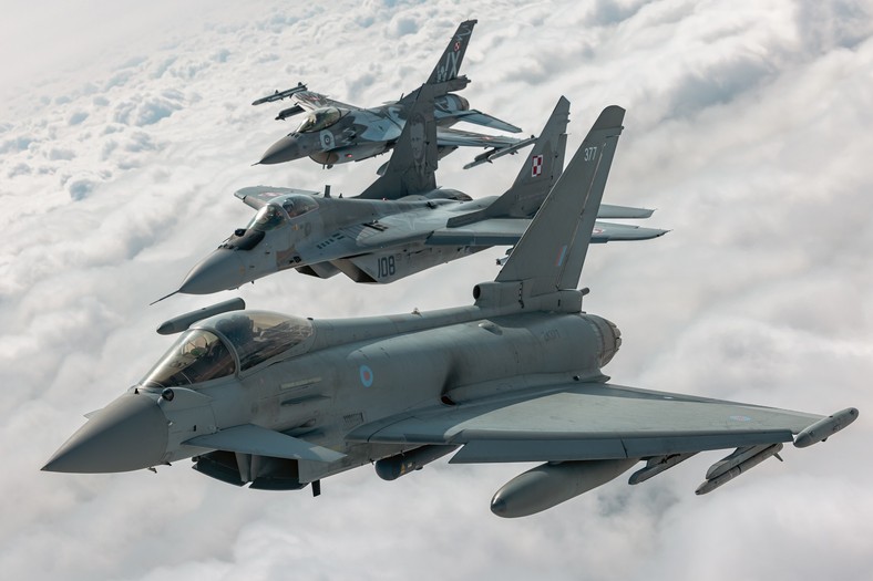 Eurofighter Typhoon z RAF w locie z polskimi myśliwcami - F-16 oraz MiG-29. Źródło: RAF.