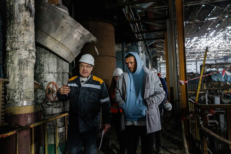 Usyk z pracownikami zniszczonej elektrowni.