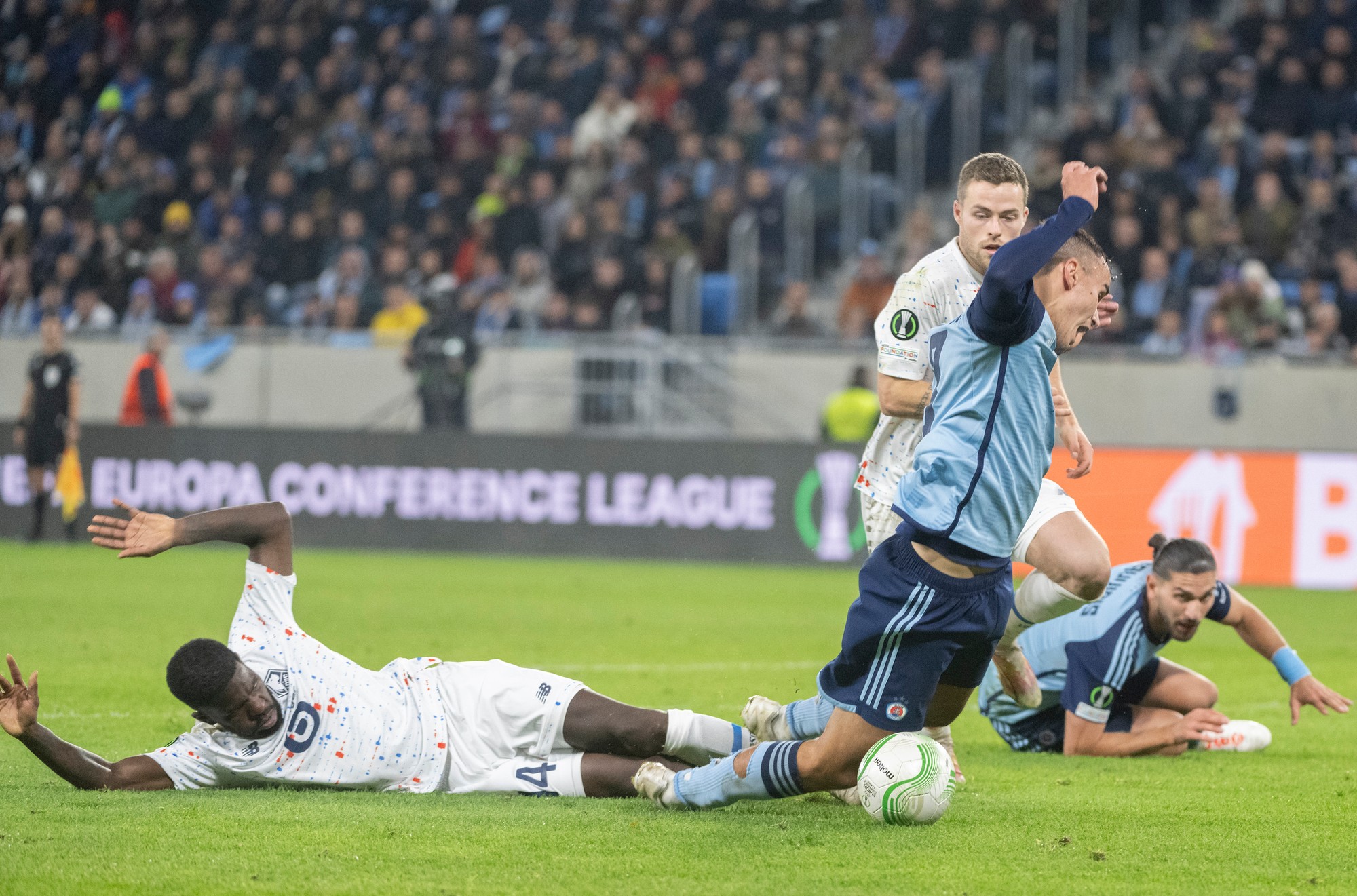 Sprava Dávid Strelec (ŠK Slovan Bratislava) a Samuel Umtiti (OSC Lille).