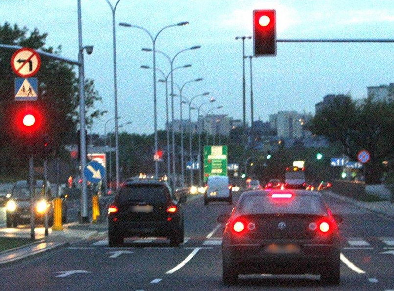 Auto posła PiS przejeżdża na czerownym świetle