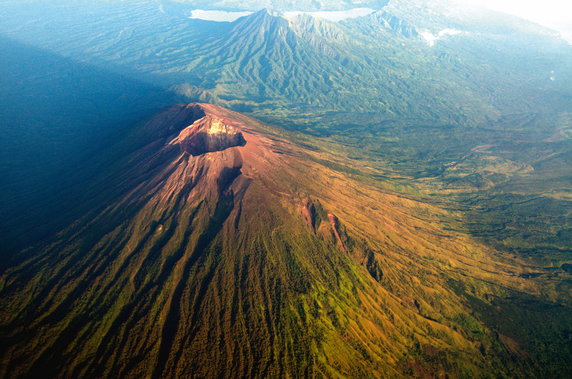 Przepiękny stożek czynnego wulkanu Agung na ­indonezyjskiej wyspie Bali, na który turyści wspinali się regularnie, dopóki nie obudził się nagle w 2017 r.