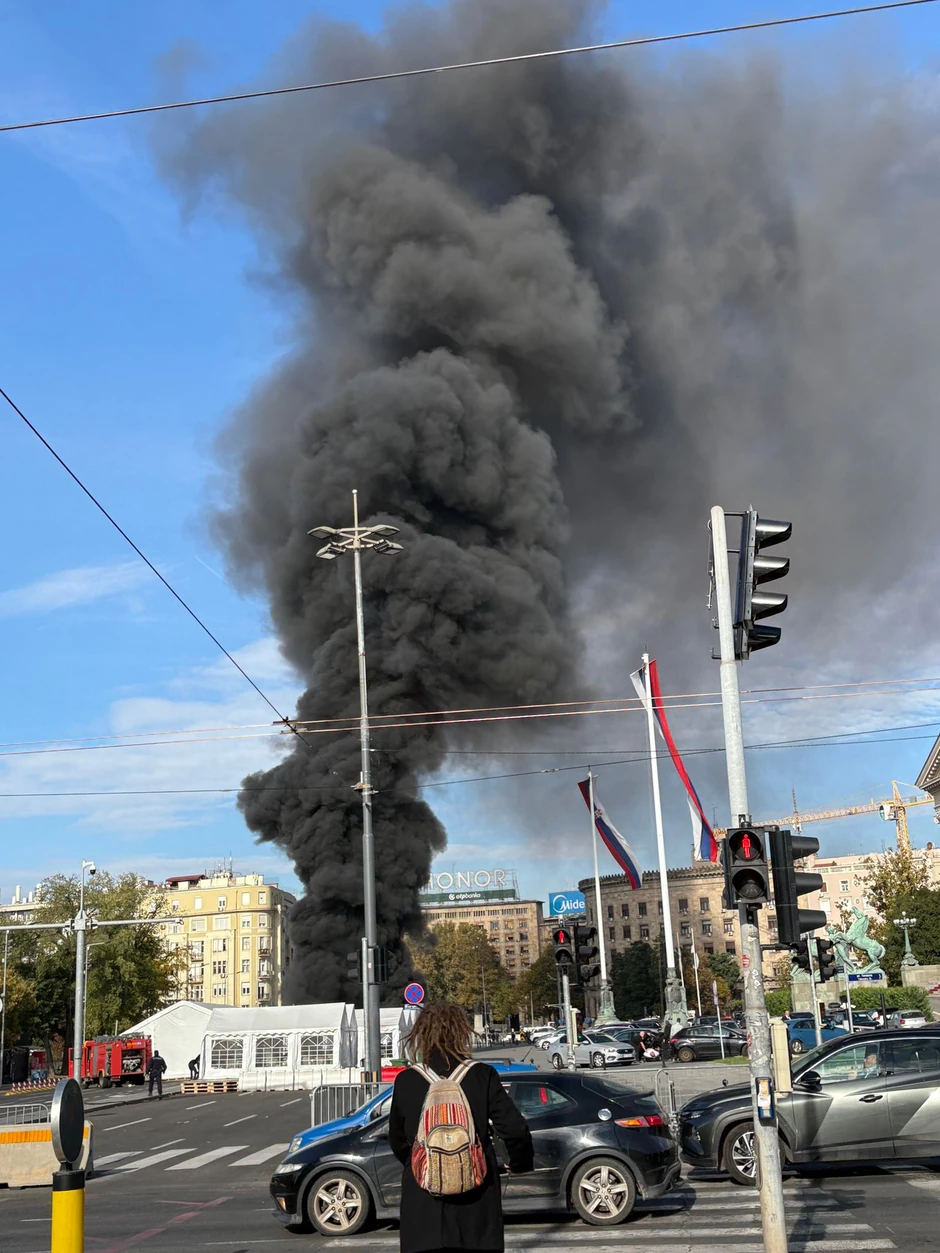 Požar ispred skupštine