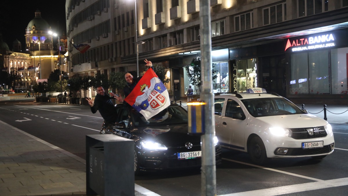 BEOGRAĐANI SLAVE ZLATO Ulicama zavijaju sirene, puca vatromet, vijore se trobojke i odjekuju povici: Srbija je šampion Evrope! Kép