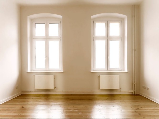 Znacznie bardziej ryzykownym, niż wcześniej wspomniane niecodzienne sposoby inwestowania na rynku nieruchomości, jest zakup spekulacyjny. Polega on na nabyciu mieszkania na rynku pierwotnym, najlepiej tuż po tym, jak deweloper rozpocznie sprzedaż, np. w systemie 10/90. Polega on na tym, że 10% wartości wpłaca się przy podpisaniu umowy przedwstępnej, a 90% przy umowie ostatecznej. Inwestor nie dąży jednak do podpisania umowy ostatecznej, ale do dokonania cesji swoich praw do nabycia nieruchomości na innego nabywcę. W takiej sytuacji korzysta się z efektu dźwigni finansowej, co wielokrotnie zwiększa możliwy do osiągnięcia wynik (zysk lub stratę). <br>

Na liczbach wygląda to następująco: załóżmy, że inwestor podpisuje umowę przedwstępną na lokal o wartości 500 tys. zł, wpłacając zadatek na poziomie 50 tys. zł. Gdyby inwestorowi udało się znaleźć kogoś, kto za tę nieruchomość skłonny byłby zapłacić 550 tys. zł, czyli o 10% więcej, to możliwe byłoby zrealizowanie zysku na poziomie 100% (przed potrąceniem kosztów). Teoretycznie bowiem za wejście w buty pierwotnego nabywcy, który wpłacił już na konto dewelopera 50 tys. zł, wtórny nabywca skłonny jest zapłacić 100 tys. zł (50 tys. zł jako część ceny mieszkania i 50 tys. zł jako „odstępne”). <br>

Gdyby jednak cena nieruchomości nie wzrosła i dodatkowo inwestor nie znalazłby nabywcy na swoje prawo do zakupu lokalu, musiałby albo wpłacić brakujące 450 tys. zł i kupić mieszkanie, albo naraziłby się na utratę wpłaconego zadatku. Inwestowanie w mieszkania w budowie na powyższych zasadach jest więc uzasadnione w okresach ożywienia na rynku bądź w okresach dużego dyskonta oferowanego przez deweloperów na początkowych etapach budowy.