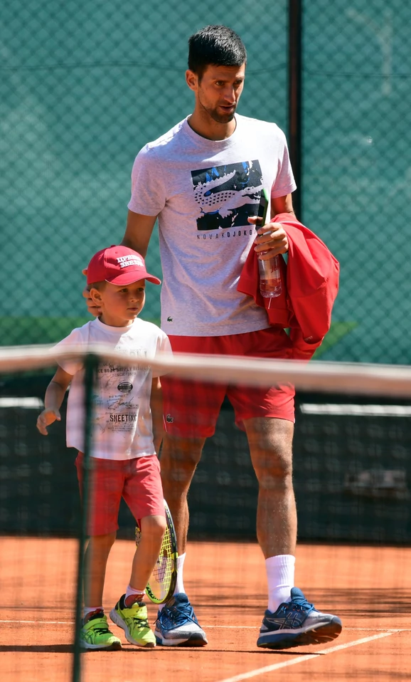 Opsedaju Ga Devojcice A On Ä'okovicev Sin Stefan Ima Preca Posla Na Terenu Tenis Foto