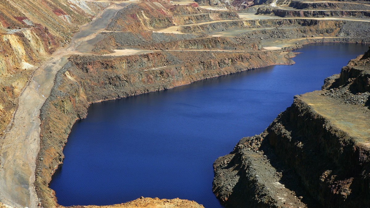 Nowy szef Rio Tinto zasygnalizował cięcie kosztów, sprzedaż gorszych aktywów i ostrożniejsze gospodarowanie kapitałami  po tym, jak trzeci co do wielkości koncern górniczy świata zanotował 3 mld dolarów strat. To pierwsza całoroczna strata w historii firmy.