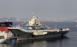Chiński lotniskowiec na wodach Cieśniny Tajwańskiej. Tajwan podrywa samoloty
