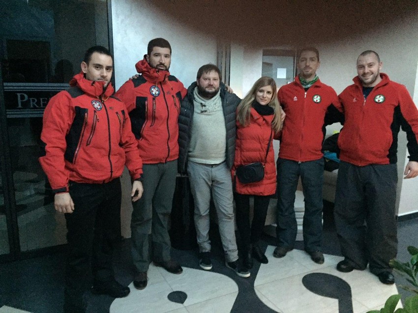 Zavejani  bračni par sa spasiocima