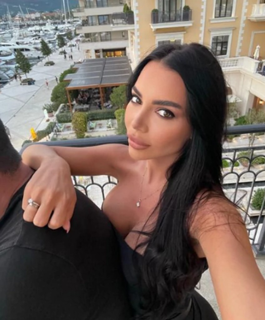 Helena pozira sa mužem, ali ga krije