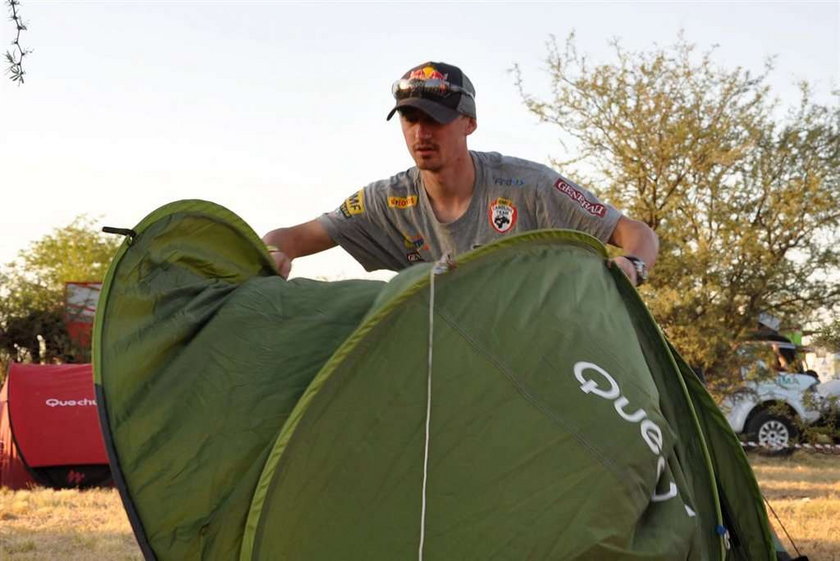 Adam Małysz dobrze radzi sobie na trasie Rajdu Dakar 2012. Gorzej idzie mu składanie namiotu