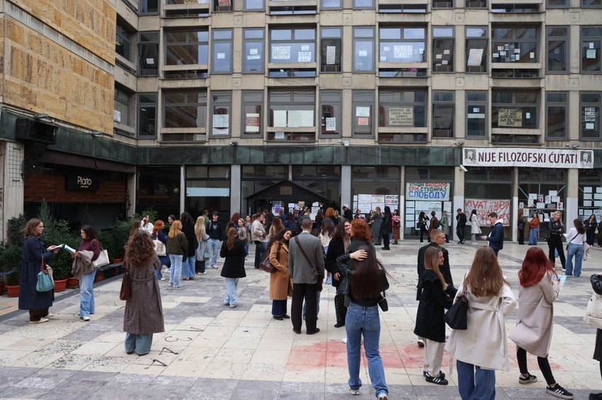 Brucoši ispred Filozofskog fakulteta