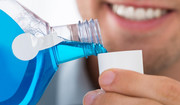 Sprawdź, jak wybrać płyn do płukania jamy ustnej
