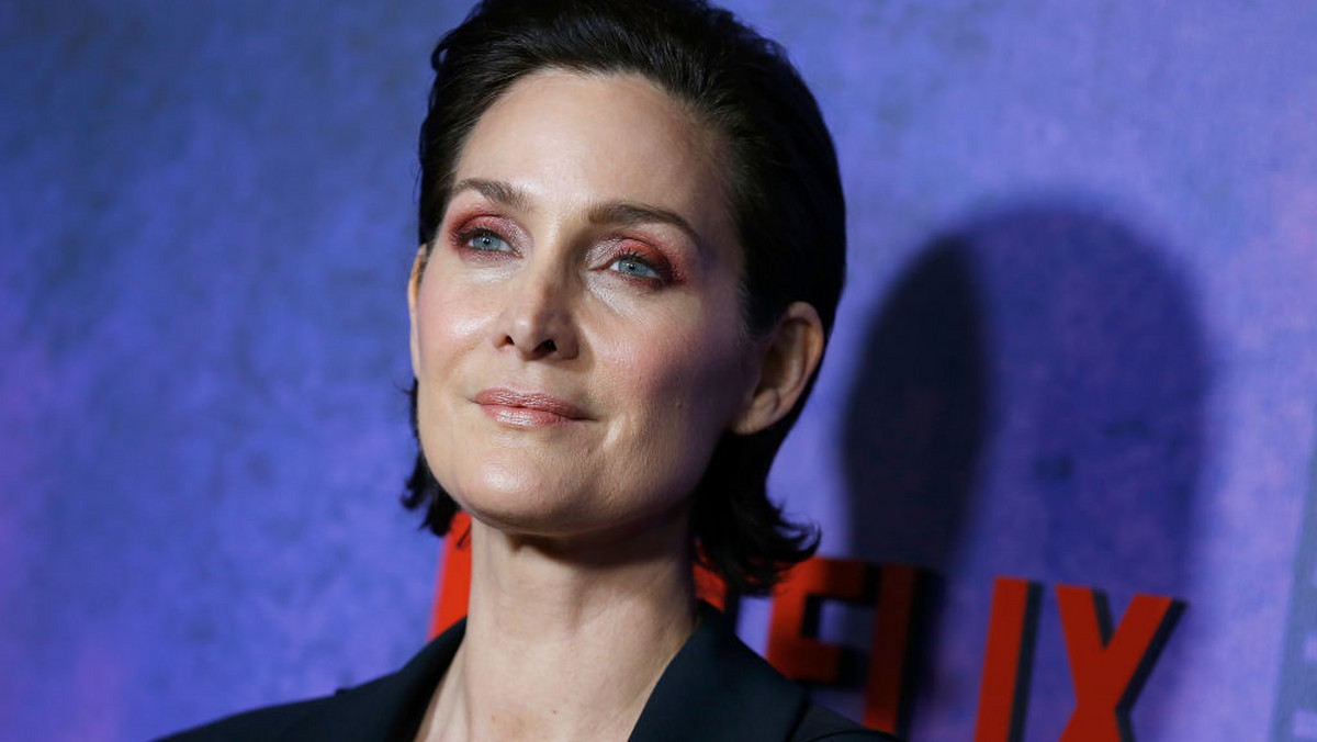 <strong>Carrie-Anne Moss, której popularność przyniosła rola Trinity w serii filmów z cyklu "Matrix", opowiedziała o tym, jak w Hollywood wygląda życie aktorki po czterdziestce. Okazją do tych wyznań była premiera książki napisanej przez jej przyjaciółkę, Justine Bateman. Książka zatytułowana "Face: One Square Foot of Skin" podejmuje temat tego, w jaki sposób społeczeństwo traktuje starzejące się kobiety.</strong>