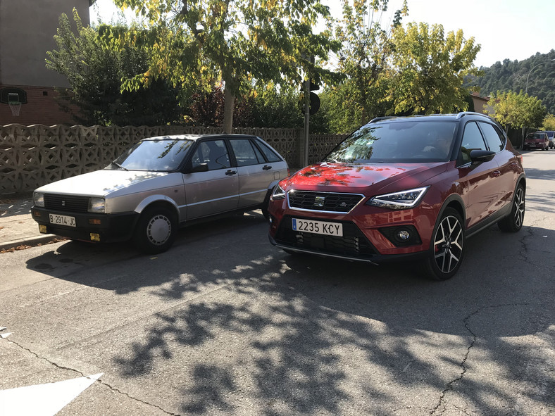 Kawał historii. Pierwsza Ibiza powstała w 1984 roku w czasach kooperacji z Fiatem (spokrewniona z modelem Ritmo). Obok Seat Arona FR 1.5 TSI