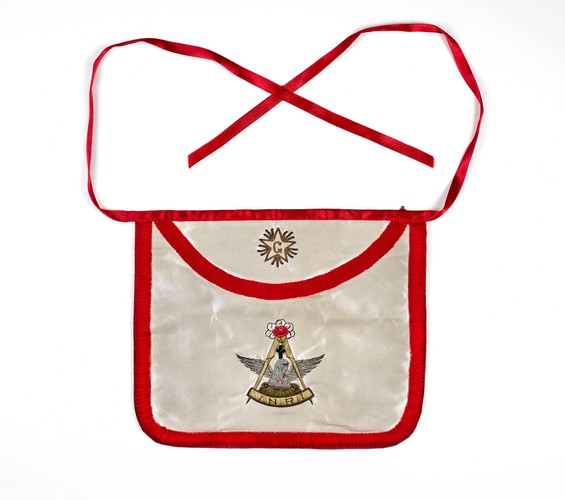 V. Gloton, Fartuszek masoński loży francuskiej, haftowany, XX w.,  nr  inw. 208864 MNW