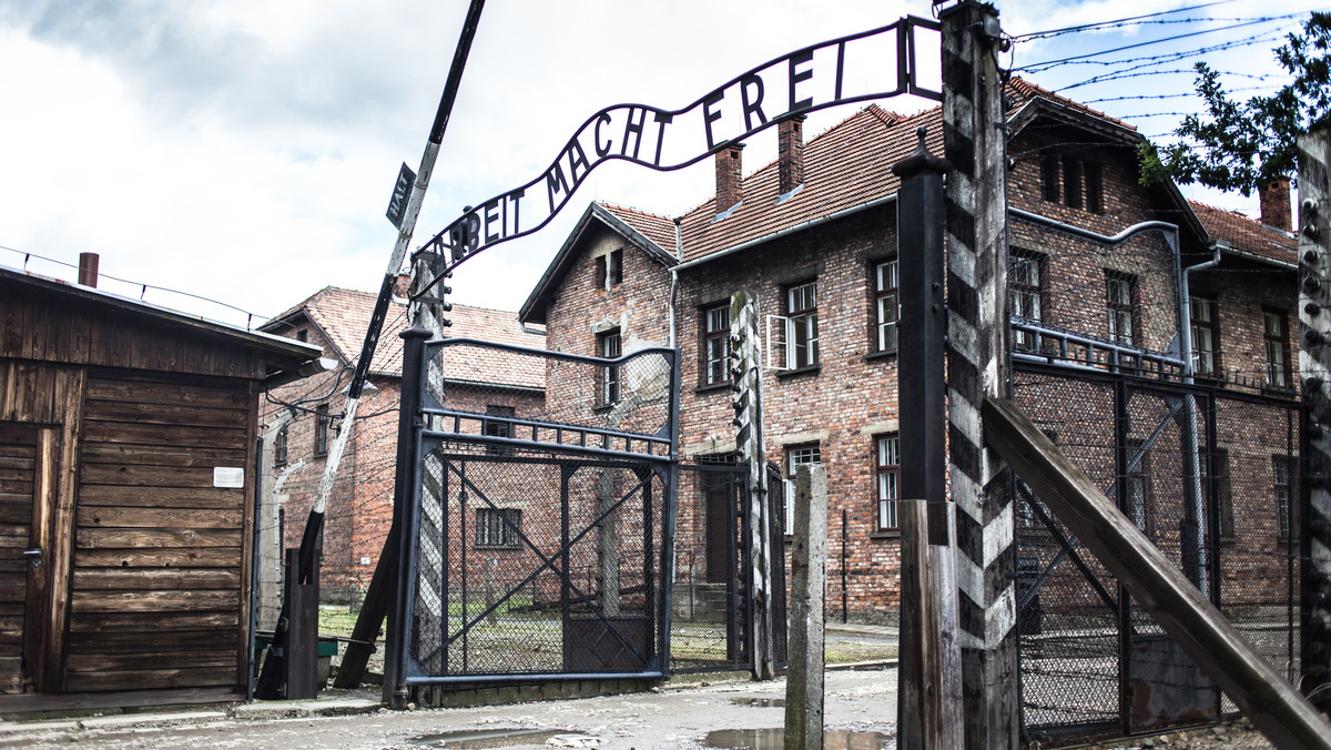 Brazylijska artystka Marina Amaral pokolorowała zdjęcie zamordowanej w Auschwitz Czesławy Kwoki. "Bezpośrednio przed wykonaniem zdjęcia dziewczyna dla wymuszenia posłuszeństwa została pobita przez jedną z nadzorczyń" - przypomina na Twitterze Muzeum Auschwitz.