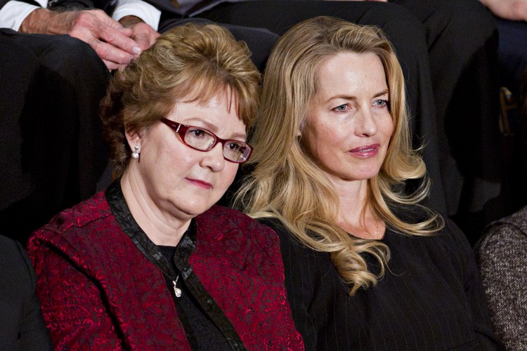 <b>Laurene Powell Jobs (po prawej), USA</b>
<br>
<br>
Majątek: 10,7 miliardów dolarów
<br>
<br>
Wdowa po założycielu Apple'a. Kontroluje Steven P. Jobs Trust, który posiada znaczne udziały w The Walt Disney Company.