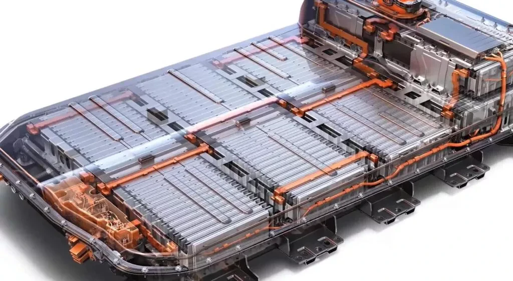 Batériový paket vybraný z elektromobilu počas servisného zásahu – moderné batérie sa nemeňú celé, ale po moduloch. Cena opravy tak klesla na zlomok pôvodných súm. 