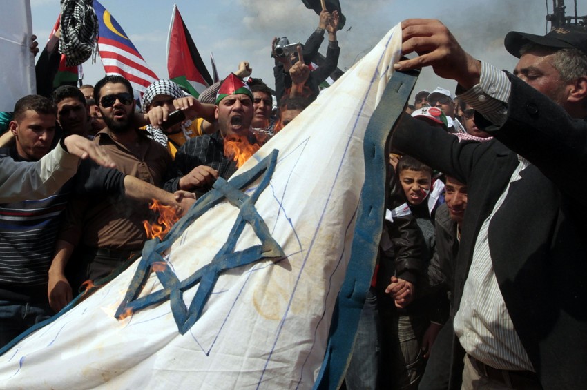 Palestinski demonstranti su tokom protesta zapalili zastavu Izraela