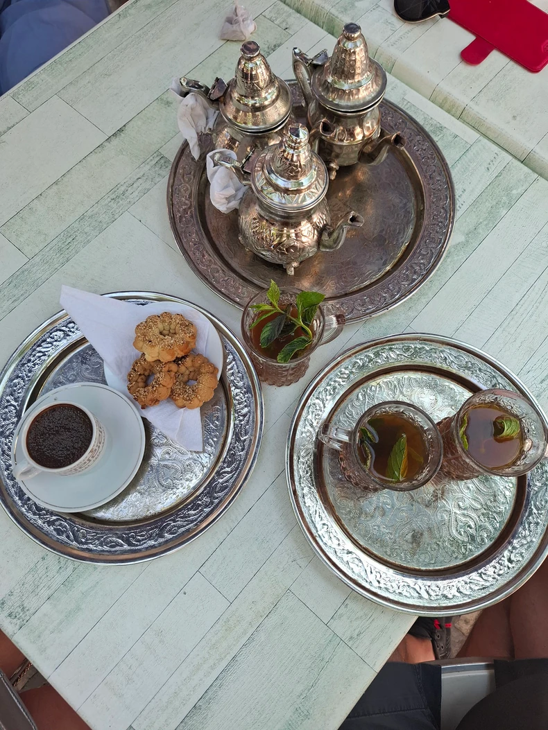 Čaj u hladovini kamenog gradića