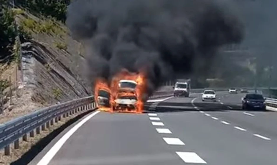 Trenutak kada se auto pretvorio u buktinju na naovom autoputu