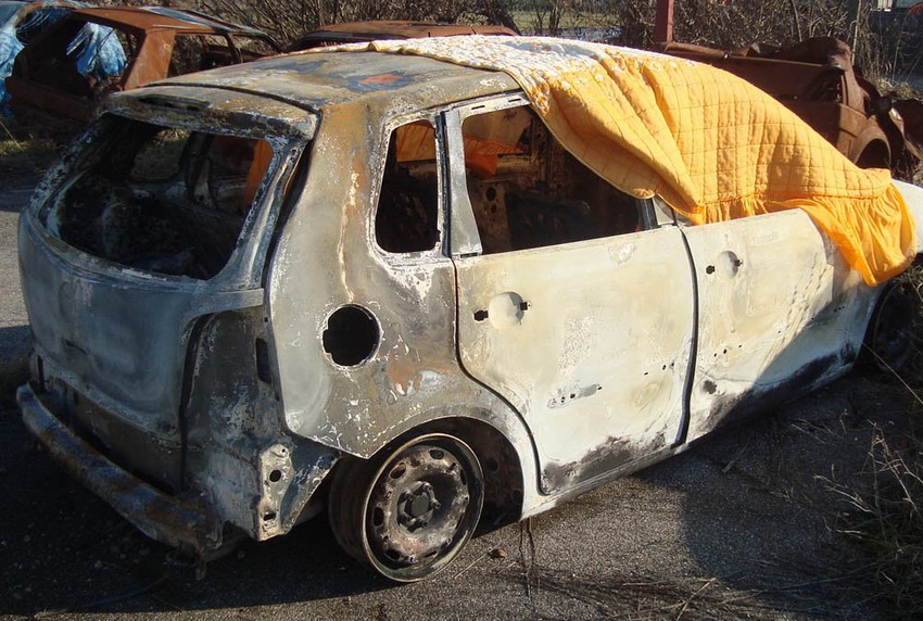 Ne samo da su opljačkali novac, nego ukrali i potom zapalili i vlasnikov "VW polo"