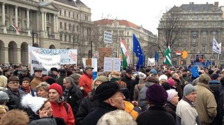 Elég volt Orbánból! Ezt üzenték Merkelnek a tüntetők