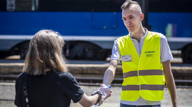 A hőségriadó miatt vizet osztanak majd a legforgalmasabb vasút- és volánbusz állomásokon / Fotó: MÁV