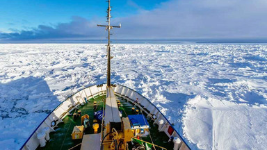 Rosyjski statek badawczy ugrzązł w lodach Antarktydy