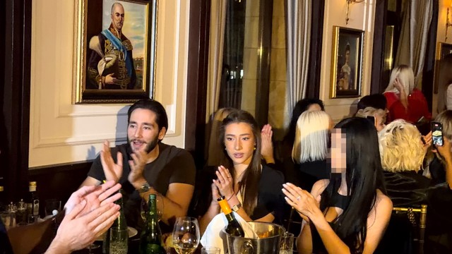 Kan Džinović sa devojkom