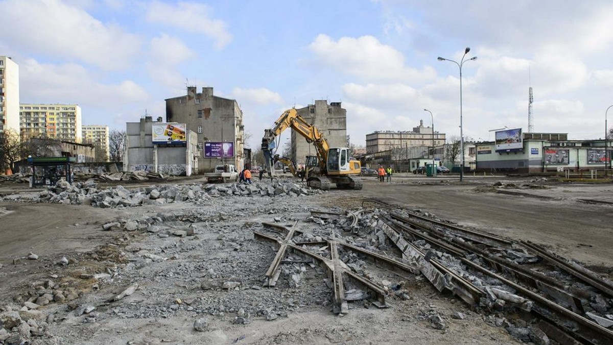 Drogowcy usunęli już stara nawierzchnię, torowiska i sieć trakcyjną. Teraz ruszą prace związane z wymianą infrastruktury podziemnej. W związku z postępem prac, skrzyżowanie Dąbrowskiego z Krzywą zostanie zamknięte dla ruchu.