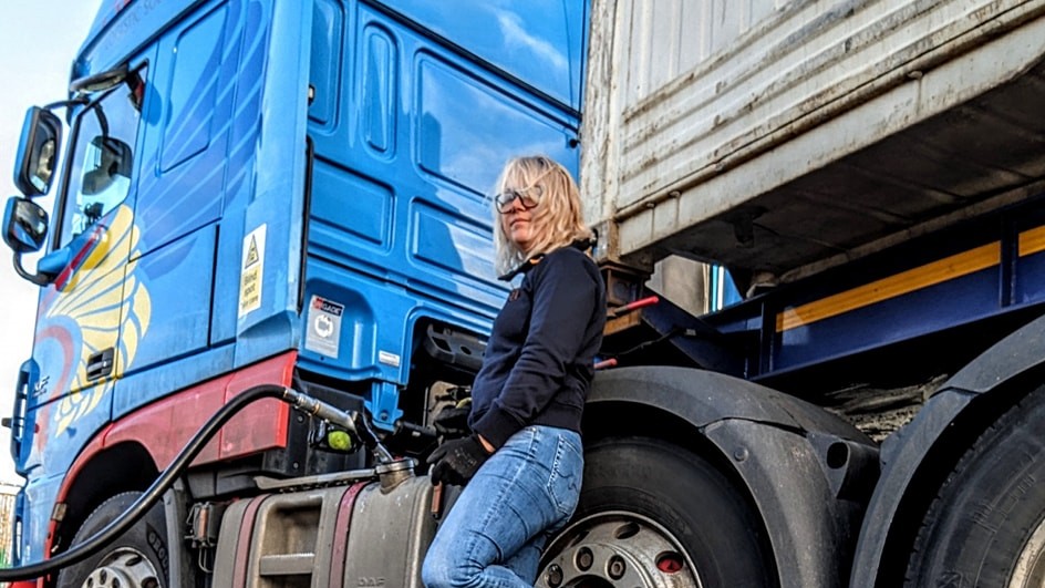 „Madonnánál kiadták, hogy nem lehet ránézni sem” – Világsztárok cuccait szállítja a magyar kamionos csaj: Lina elárulta, kik a legjobb fejek