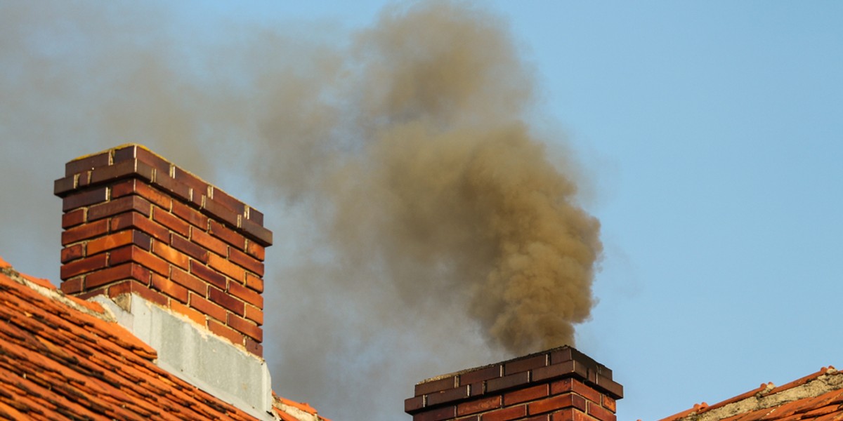 Największy problem w walce ze smogiem mają duże miasta, gdzie zasoby starych mieszkań są największe. Nic więc dziwnego, że tam też programy wsparcia są najszersze. Samorządy wprowadziły też dotkliwe kary za korzystanie z tzw. kopciuchów.