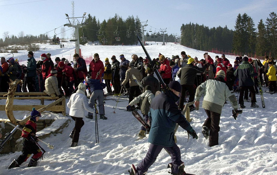 Rok 2001. Pierwsi narciarze korzystają z otwartego zaledwie kilka dni wcześniej Ośrodka Narciarskiego "Kotelnica"