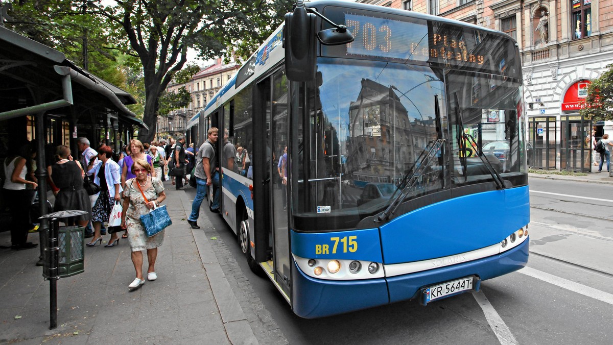 "Zostawcie nam miejsce!" - apelują pracownicy MPK w Krakowie. Jak twierdzą, kierowcy samochodów osobowych coraz częściej wymuszają pierwszeństwo przed autobusami i tramwajami.