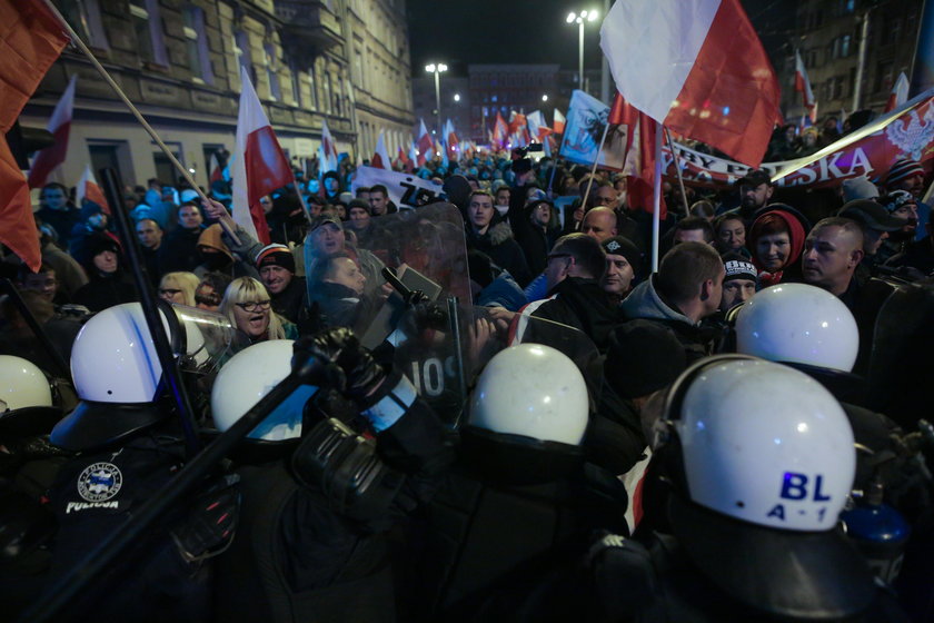 Wrocław. Po rozwiązaniu Marszu Polaków policja użyła armatek wodnych